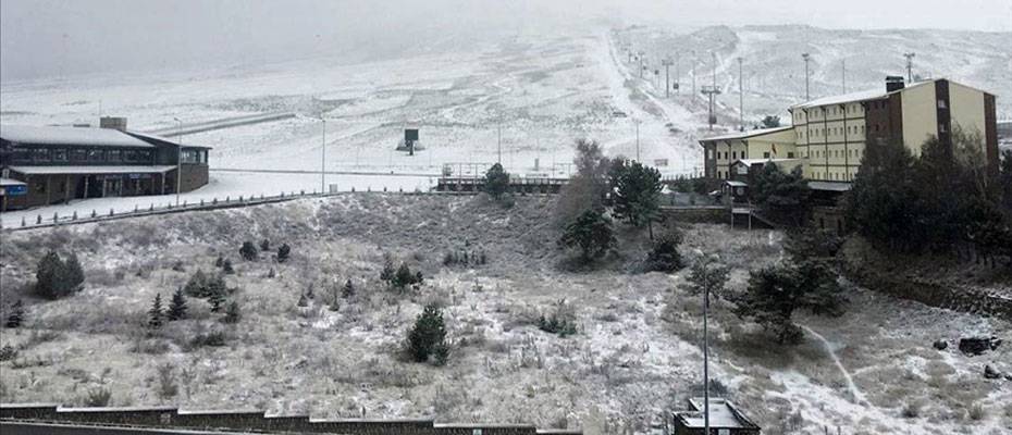 Erciyes'in yüksek kesimlerinde kar kalınlığı 30 santimetre ölçüldü