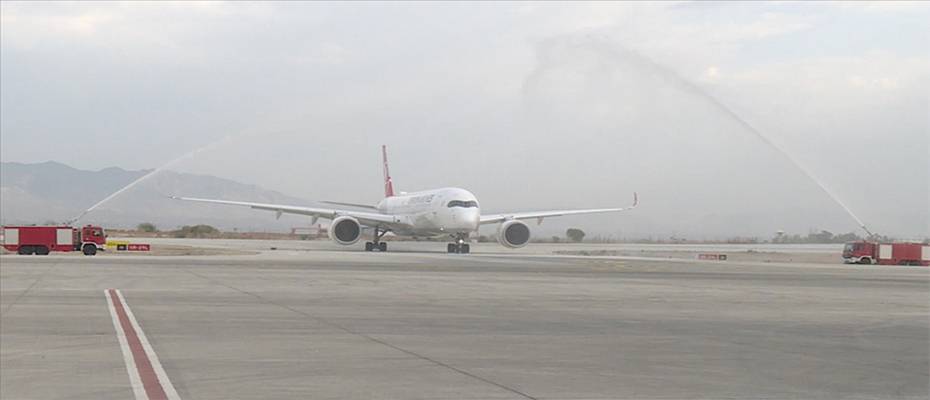 THY'nin geniş gövdeli yolcu uçağı yenilenen Ercan Havalimanı'na iniş yaptı