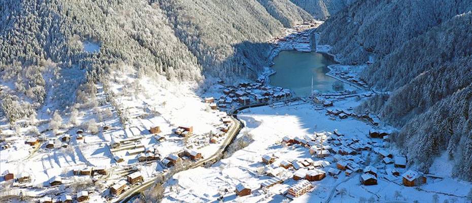 Ünlü turizm merkezi Uzungöl karla kaplandı