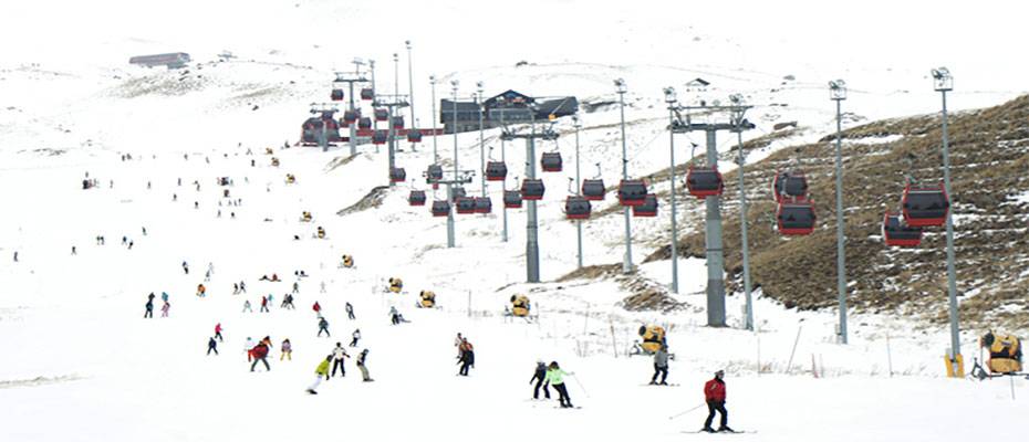 Kayakseverler hafta içi de Erciyes'in pistlerini boş bırakmıyor