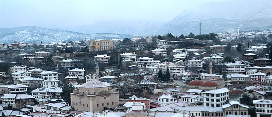 Safranbolu'nun tarihi yapıları karla kaplandı