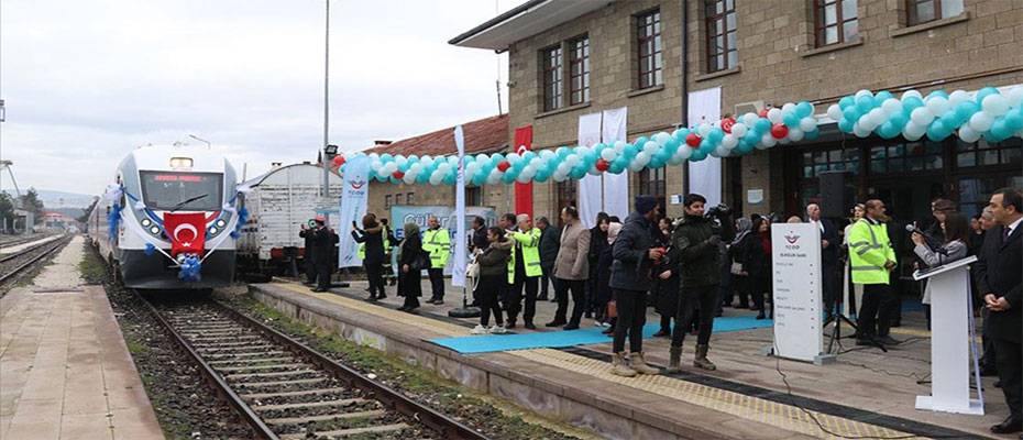 TCDD, Burdur'daki yolcu taşıma seferlerine 15 yıllık aradan sonra Güller Ekpresi’yle başladı.