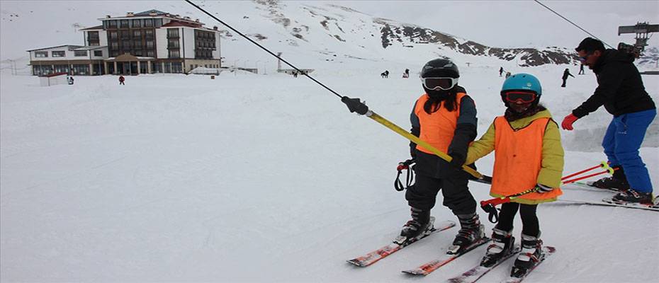 Kayak merkezlerinde en fazla kar kalınlığı 182 santimetreyle Hakkari'de ölçüldü
