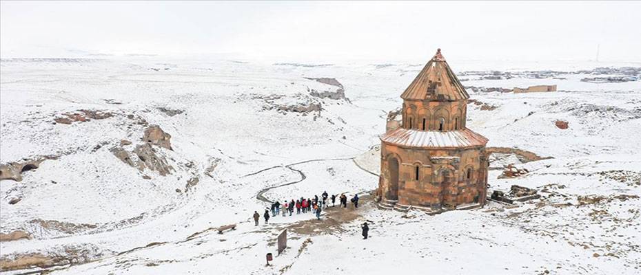 Ani Ören Yeri ziyaretçilerini karla kaplı güzelliğiyle ağırlıyor