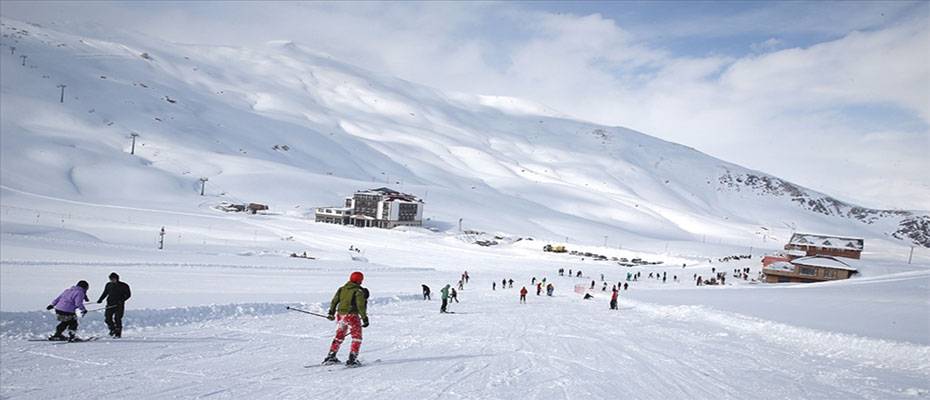 Kayak merkezlerinde en fazla kar kalınlığı 192 santimetreyle Hakkari'de ölçüldü