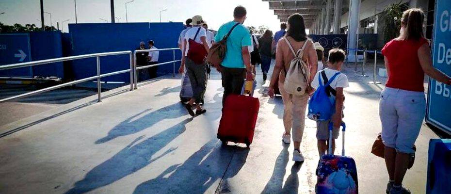 Число туристических поездок россиян за рубеж выросло на 35% в 2023 году