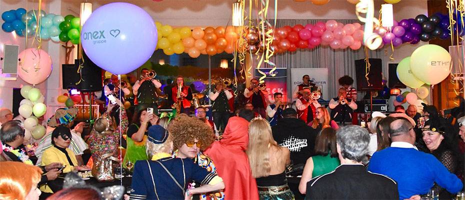 Jeck auf Urlaub: Anex Gruppe feiert große Karnevalsparty in Düsseldorf