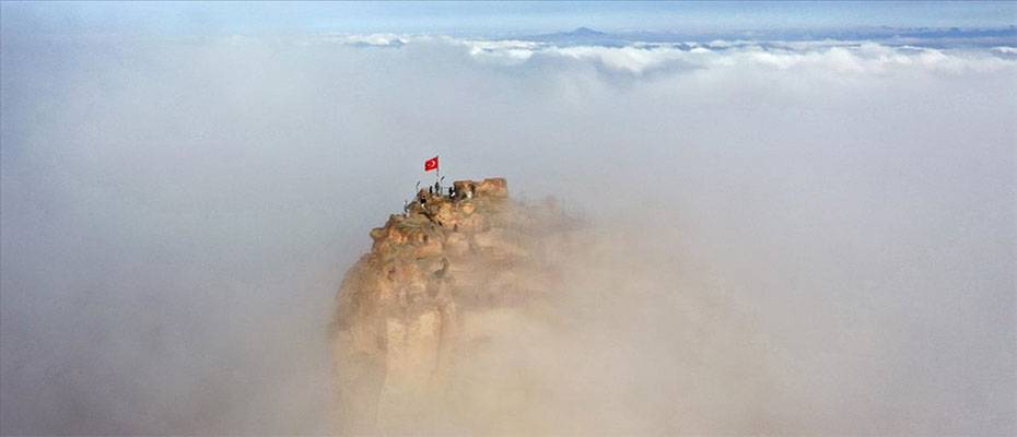 Turistler Kapadokya'daki seyir noktasından ‘sis denizi’ni izliyor