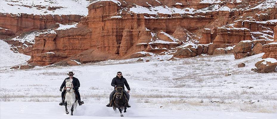 Erzurum'daki Narman Peribacaları’nda kar üstünde dörtnala gezi