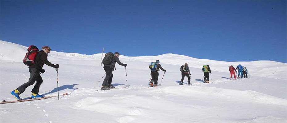 Almanya ve Avusturya'dan gelen kayakçılar Hakkari'de dağ kayağı yaptı