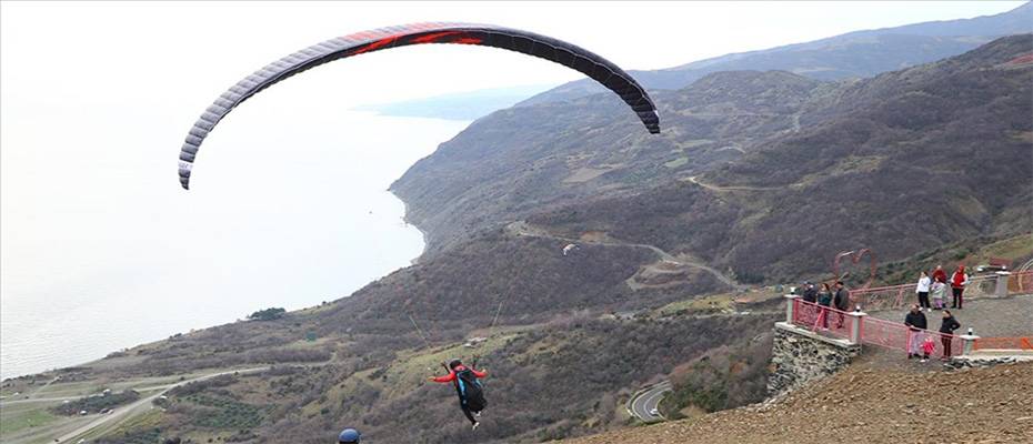 Yabancı turistlerin de keşfettiği Uçmakdere'de yamaç paraşütü uçuşlarının sayısı artıyor