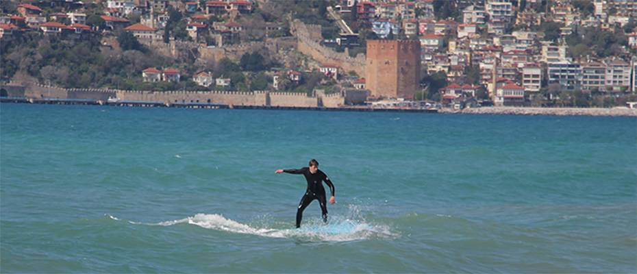 Yabancı turistler sörf için Alanya'yı tercih etti