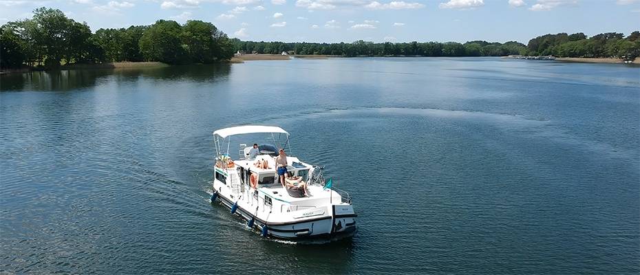 Locaboat Holidays schenkt Hausbooturlaubern einen Reisetag