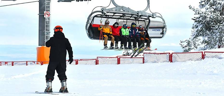 İranlı turistler nevruz tatilini Sarıkamış'ta kayak yaparak geçiriyor
