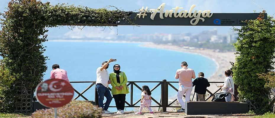 Antalya sahillerinde bayram tatili yoğunluğu yaşanıyor