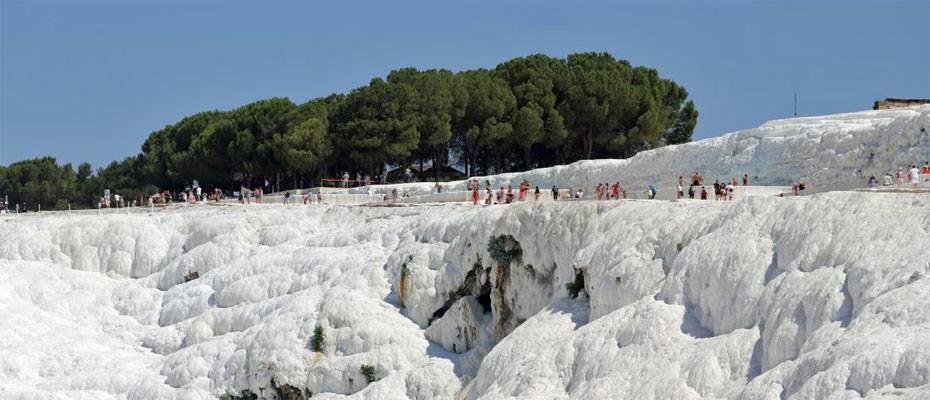 Pamukkale'yi bayram tatilinin 6 gününde yaklaşık 50 bin ziyaretçi gezdi