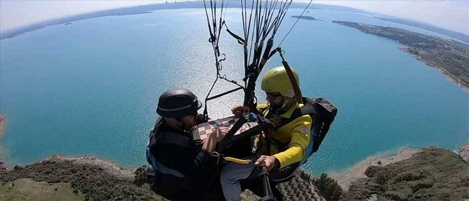 Adana'da yamaç paraşütü yapan iki pilot gökyüzünde tavla oynadı