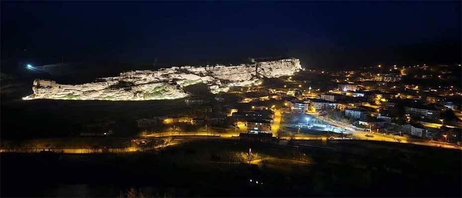 Aydınlatması tamamlanan Kemah Kalesi, yeni yüzüyle turizme kazandırıldı