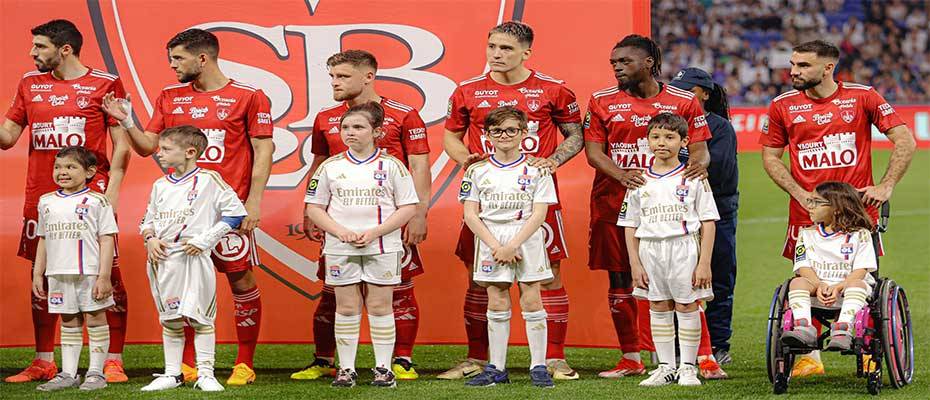 Emirates offers children an exclusive player escort experience at the Olympique Lyonnais match