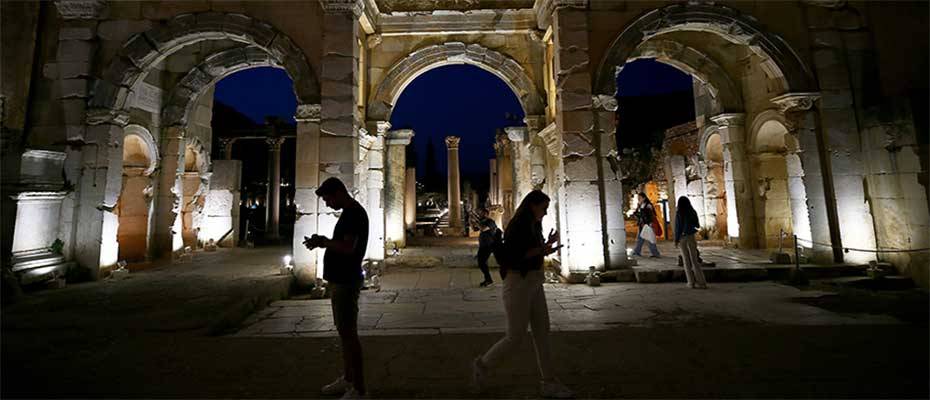 Efes Antik Kenti'nde yıldızlar altında tarih yolculuğu başladı