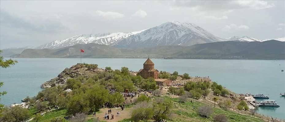 Van'da turizmin gözdesi Akdamar Adası