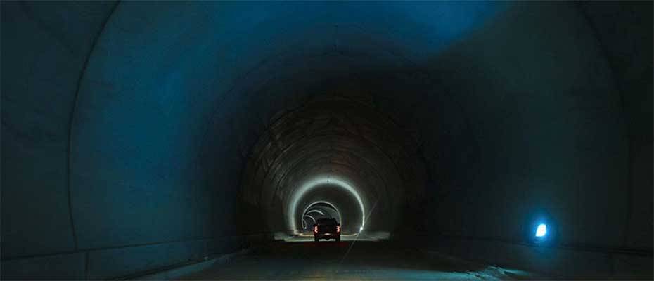 Turizm kentlerini bağlayan Akdeniz Sahil Yolu'nda çalışmalar devam ediyor