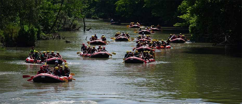Hava sıcaklığının 30 derece ölçüldüğü Düzce'de maceraseverler rafting yaparak serinledi