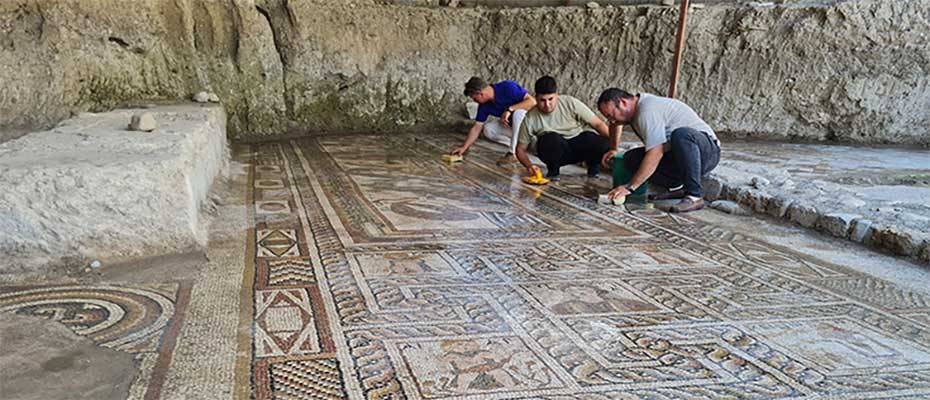 Osmaniye'de temel kazısında bulunan Roma dönemi mozaikleri gün yüzüne çıkarılıyor