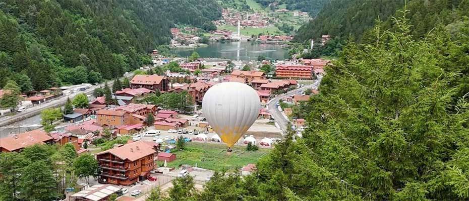 Kapadokya'dan getirilen 2 sıcak hava balonu Uzungöl'deki turistler için havalanıyor