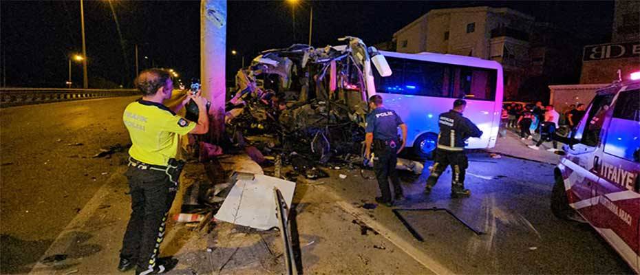 Antalya'da direğe çarpan tur midibüsündeki 15 kişi yaralandı