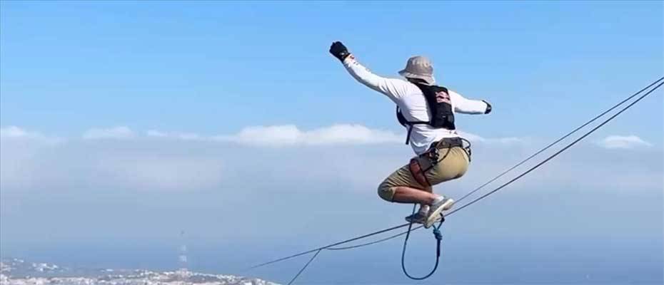 Estonyalı atlet Roose, ince halat üzerinde yürüyerek Messina Boğazı'nı geçti