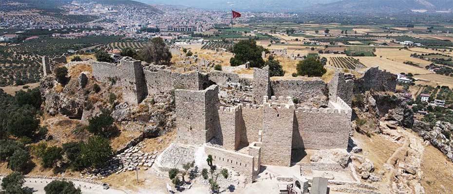 Beçin Antik Kenti'ndeki kale duvarları ve burçlar ayağa kaldırılıyor