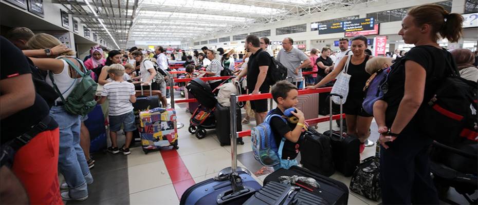 Turizmde bu yıl ilk 6 ayda 23.7 milyar dolar gelir elde edildi