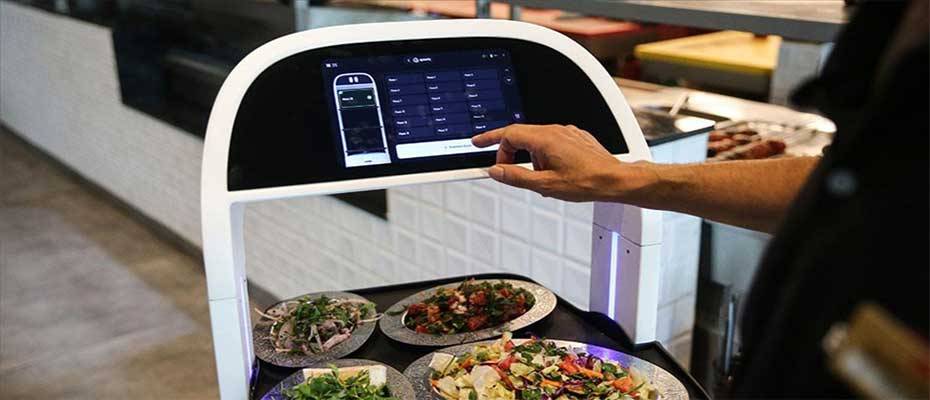 Adana'daki robot garsonlar müşteri çekiyor