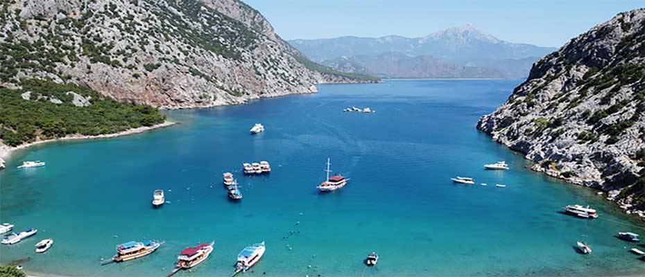Turistler Antalya'nın doğa harikası koylarını mavi yolculukla keşfediyor