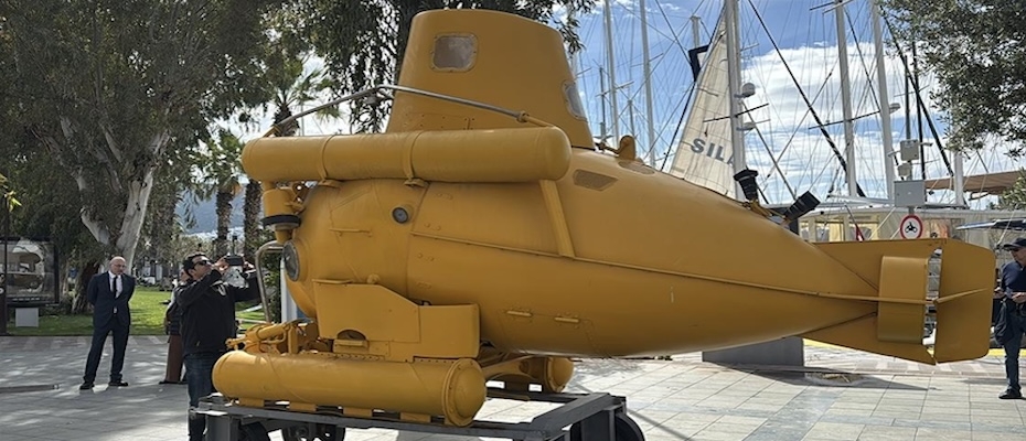 Bodrum'da deniz müzesine verilen denizaltı meydanda sergileniyor