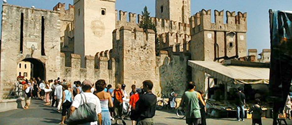 Massentourismus am Gardasee: Sirmione von Touristen überrannt