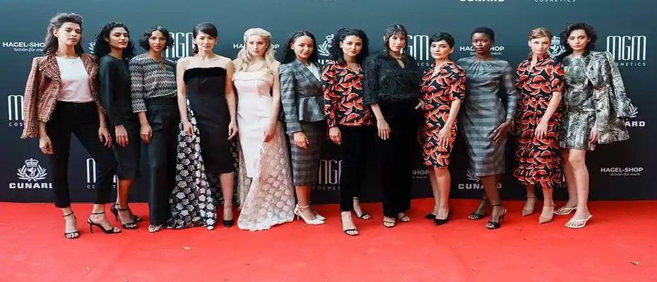 Glamour at Sea: Mode und Meer auf der Queen Anne