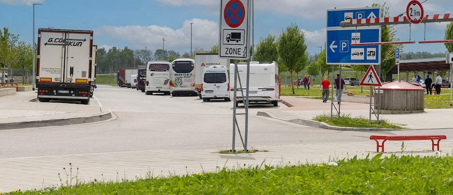 ADAC Umfrage offenbart Schwächen deutscher Rastanlagen für Camper