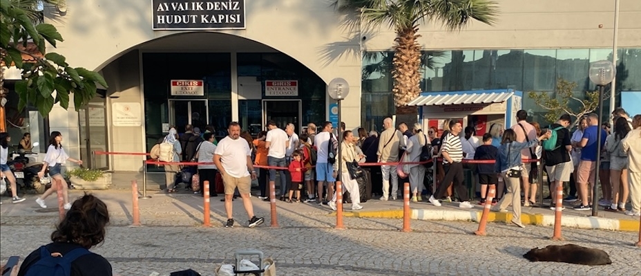 Kurban Bayramı tatilinde Ayvalık'tan Midilli Adası'na geçişlerde yoğunluk yaşanıyor