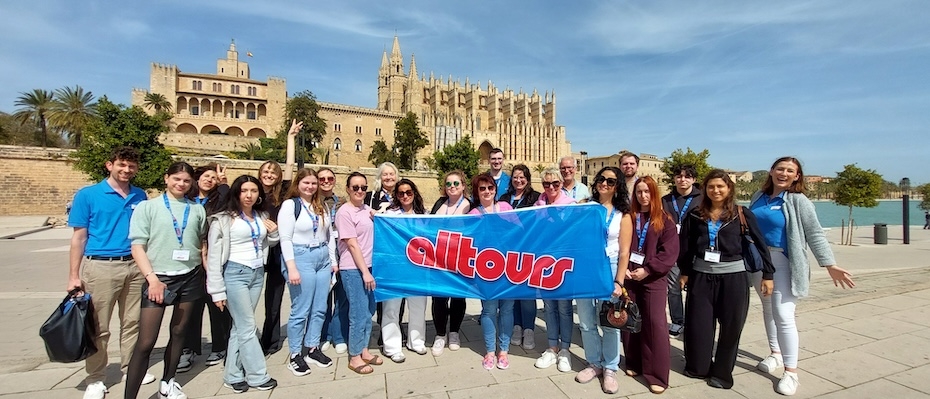 Lieblingsziel Mallorca – alltours bringt 150 Reiseprofis auf die Insel
