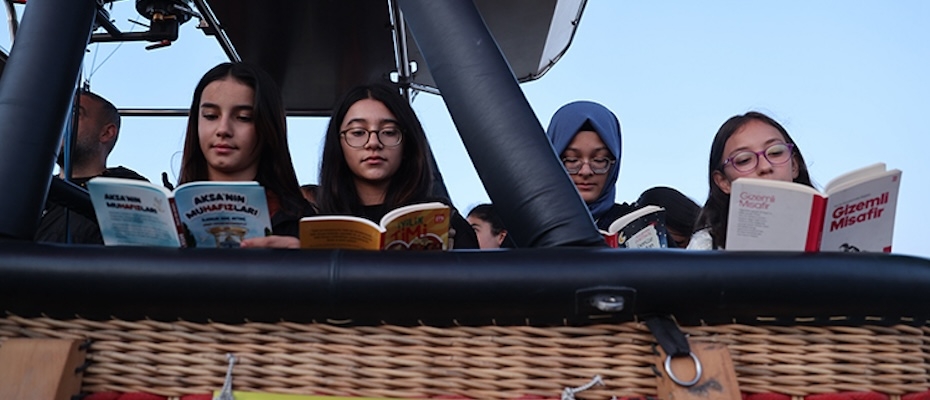Kapadokya'da öğretmen ve öğrenciler gökyüzünde kitap okudu