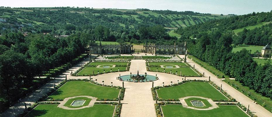 Blühende Pracht in Parks und Gärten an der Romantischen Straße