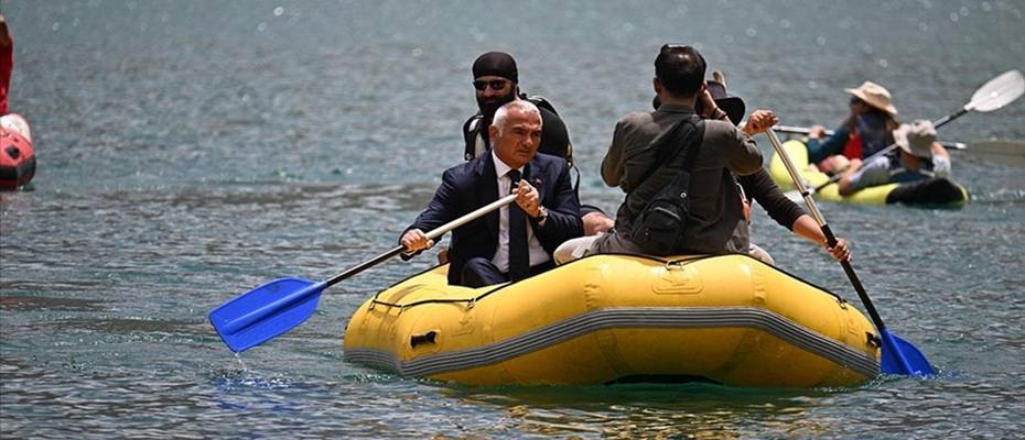 Kültür ve Turizm Bakanı Mehmet Nuri Ersoy, Hakkari'de Sat Buzul Gölleri'nde botla gezinti yaptı - Lesen Sie die Nachrichten?>