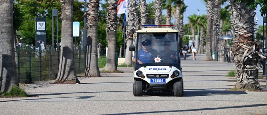 Antalya polisi turistlerin güvenliği için denizde, havada, karada görev yapıyor