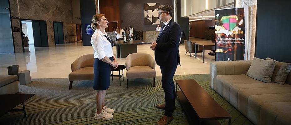 Hayallerinden vazgeçmeyen kadın, 67 yaşında 5 yıldızlı otelde üniversiteli stajyer oldu