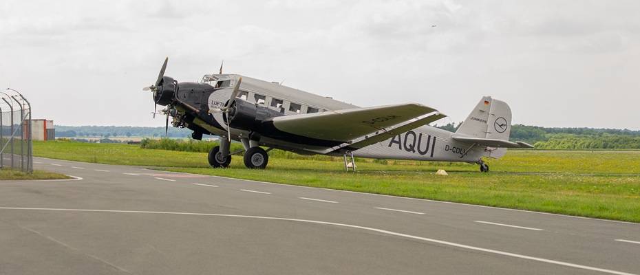 Historische Ju 52 auf dem Weg zum Lufthansa Group Konferenz- und Besucherzentrum - Lesen Sie die Nachrichten