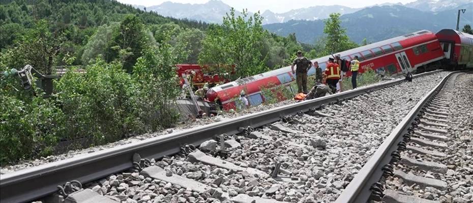 Almanya’da raydan çıkan yolcu treninin nedeninin toprak kayması olabileceği düşünülüyor