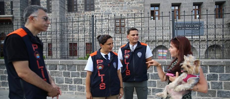 Diyarbakır'da Turizm Polisi, Turistlerle Esnaf Arasında Köprü Kuruyor
