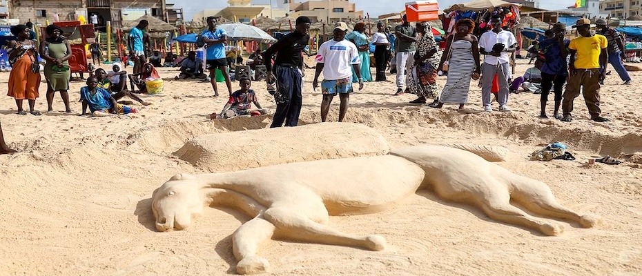 Omar Mbaw, Dakar sahillerinde kumdan heykeller yapar